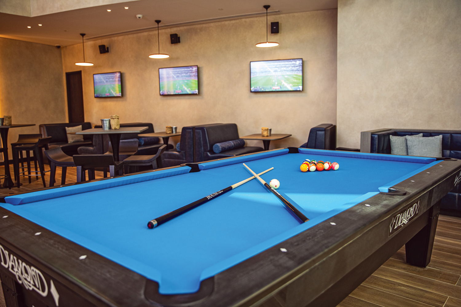 places to play pool and drink near me