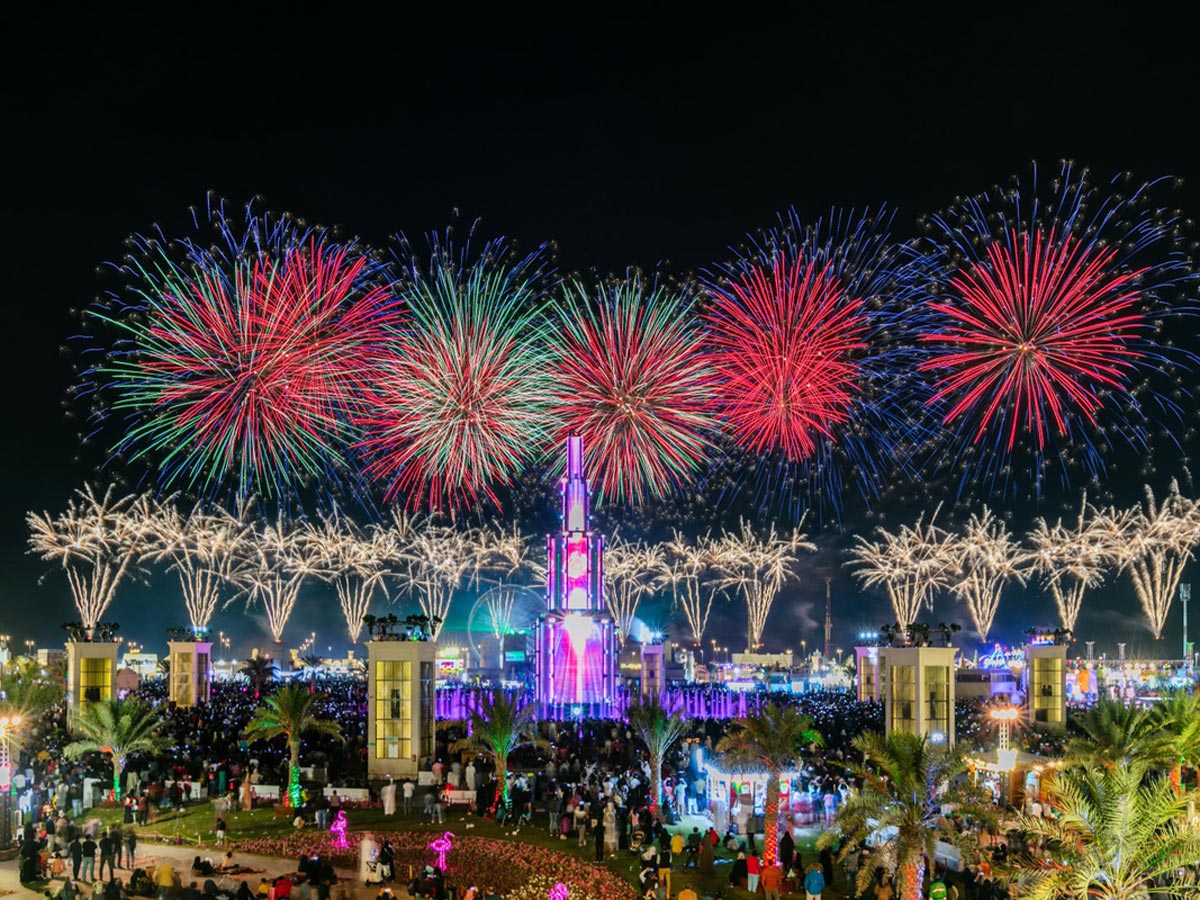 Abu Dhabi New Years Eve Fireworks Live Stream, Al Maryah Viewing Spots, Webcam, NYE Parties, Hotels