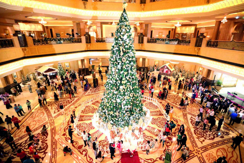 Emirates Palace reveals details of aweinspiring Christmas tree lighting